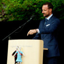 The Crown Prince at the rostrum in Brattvåg - looking at the dolls placed there (Photo: Stian Lysberg Solum / NTB scanpix)